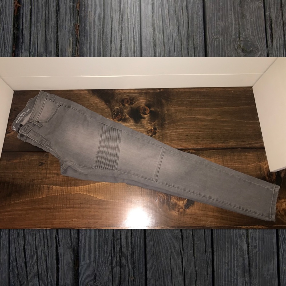 New! Gray Wash Skinnny Jeans